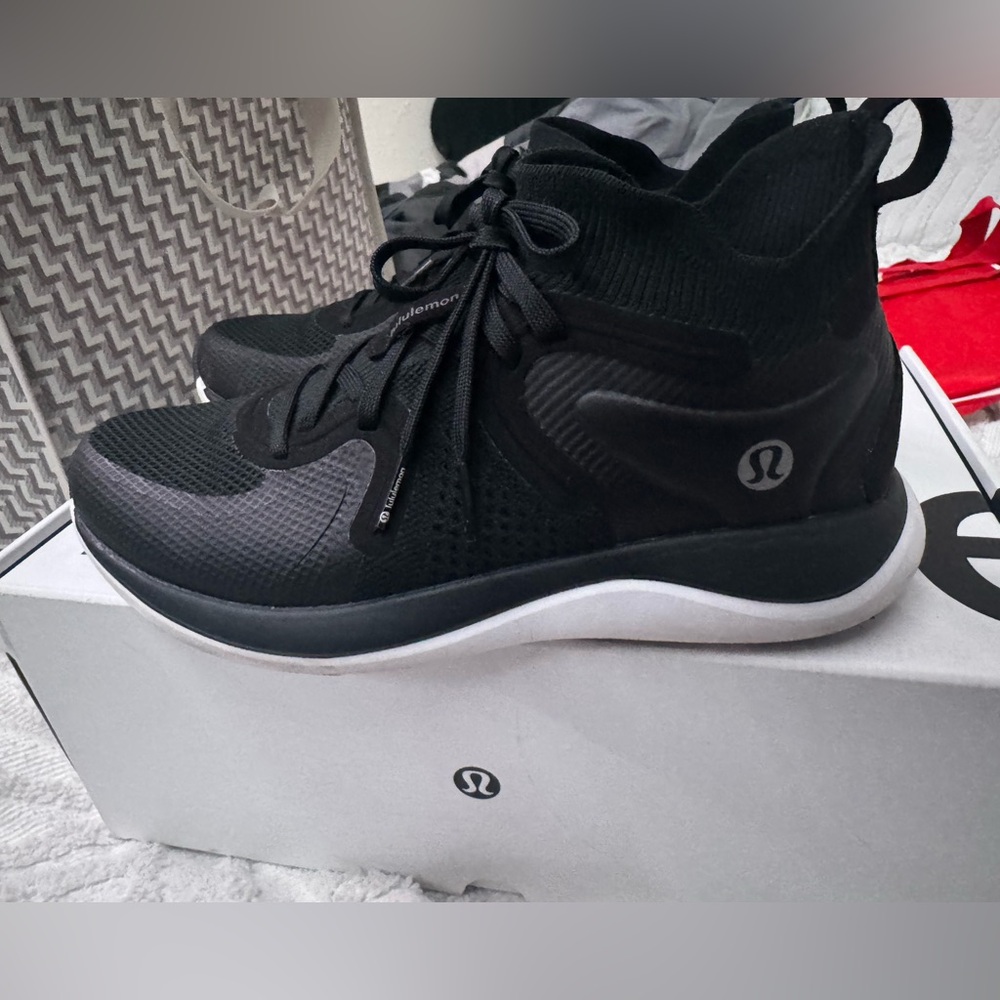 Lululemon chargefeel size 6.5 wmns in excellent condition